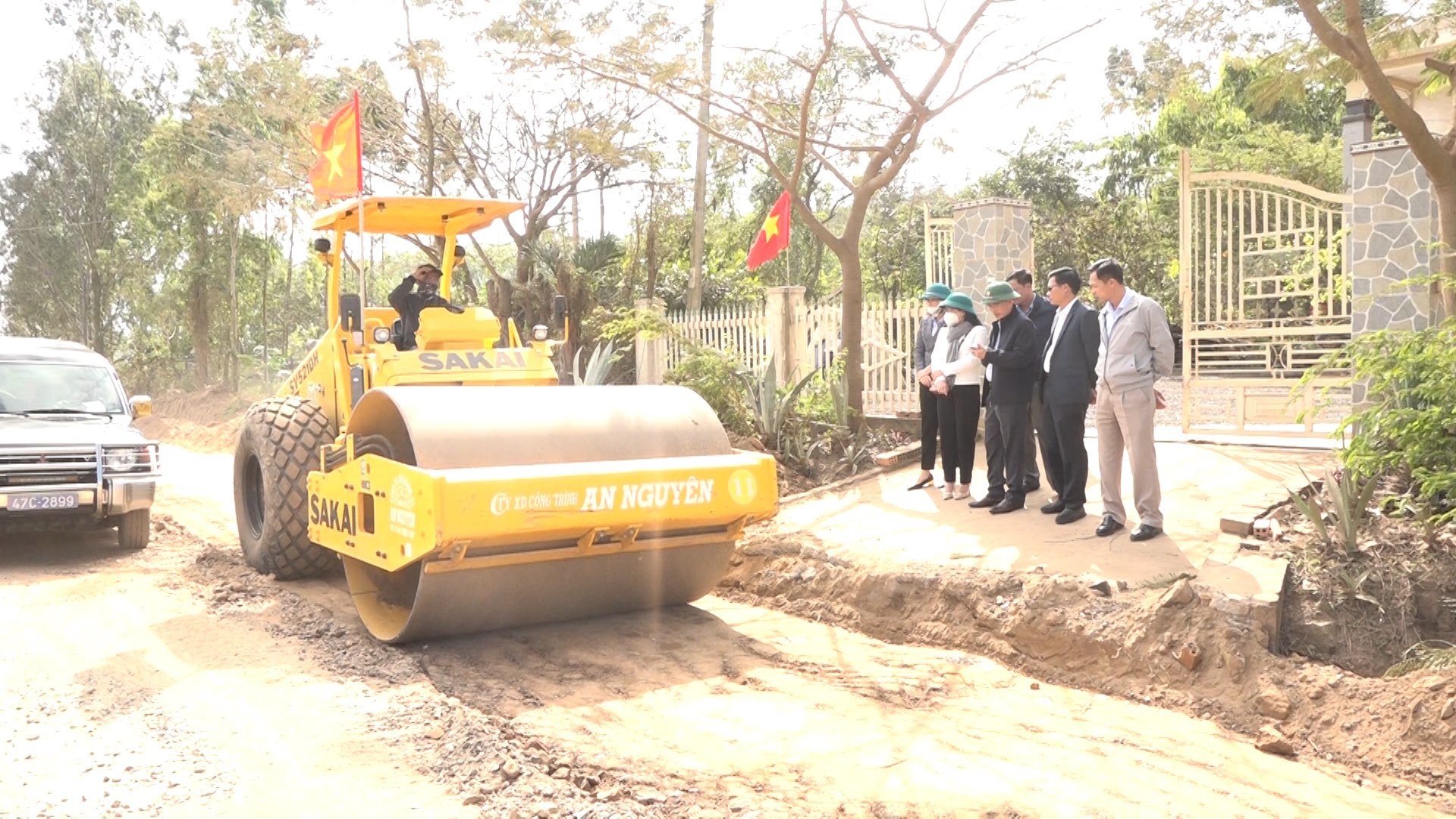 Đoàn công tác của huyện đi thăm, nắm bắt tình hình khởi công cải tạo nâng cấp tỉnh lộ 9